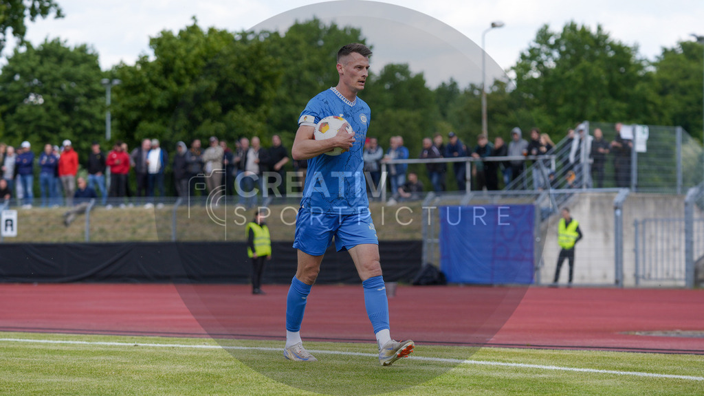 Fußball, Herren, Saison 2024/2025, Finaltag der Amateure 2025, Landespokal Brandenburg, Finale, VfB 1921 Krieschow vs. RSV Eintracht 1949, Samstag 24.05.2025, Volksparkstadion Neuruppin, | Fußball, Herren, Saison 2024/2025, Finaltag der Amateure 2025, Landespokal Brandenburg, Finale, VfB 1921 Krieschow vs. RSV Eintracht 1949, Samstag 24.05.2025, Volksparkstadion Neuruppin, Im Bild: Matthis Steinborn (RSV) auf dem Weg zum Eckball - Realisiert mit Pictrs.com