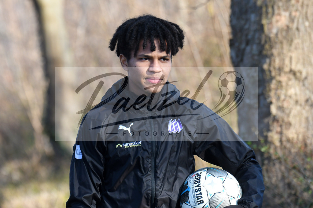 20200207_TRAOSN_0096 | Fußball, Herren: Felix Agu (VfL Osnabrueck) schaut waehrend der Trainingseinheit des VfL Osnabrueck im Sportpark Illoshoehe am 07.02.2020 in Osnabrueck, Deutschland. - Realisiert mit Pictrs.com