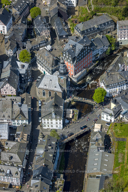 Monschau240502243 | Luftbild, historische Altstadt mit mittelalterlichen Gebäuden und der evangelischen Stadtkirche, Rotes Haus, Fluss Rur und Brücke Rurstraße Fußgängerbereich, kleine Brücke zur Kirche Auf den Planken, Monschau, Nordrhein-Westfalen, Deutschland