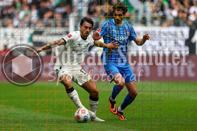 04.04.2026, GER, Fussball, Herren, 1. BL, Saison 2025/2026, Borussia Mönchengladbach - 1. FC Heidenheim | Jens Castrop (Borussia Mönchengladbach) und Eren Sami Dinkci (Heidenheim) im Kampf um den Ball 