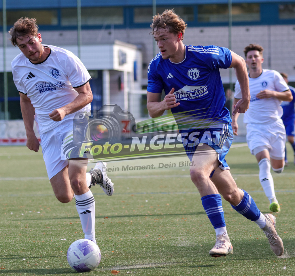SV Enger-Westerenger - TuS Bruchmühlen | Auf dem Bild zu sehen: blau SV Enger-Westerenger: Fabrice Walter ; weiß TuS Bruchmühlen: Moritz BergSV Enger-Westerenger, TuS Bruchmühlen, Saison 26/27, Kreisliga A, Enger, Deutschland - Realisiert mit Pictrs.com