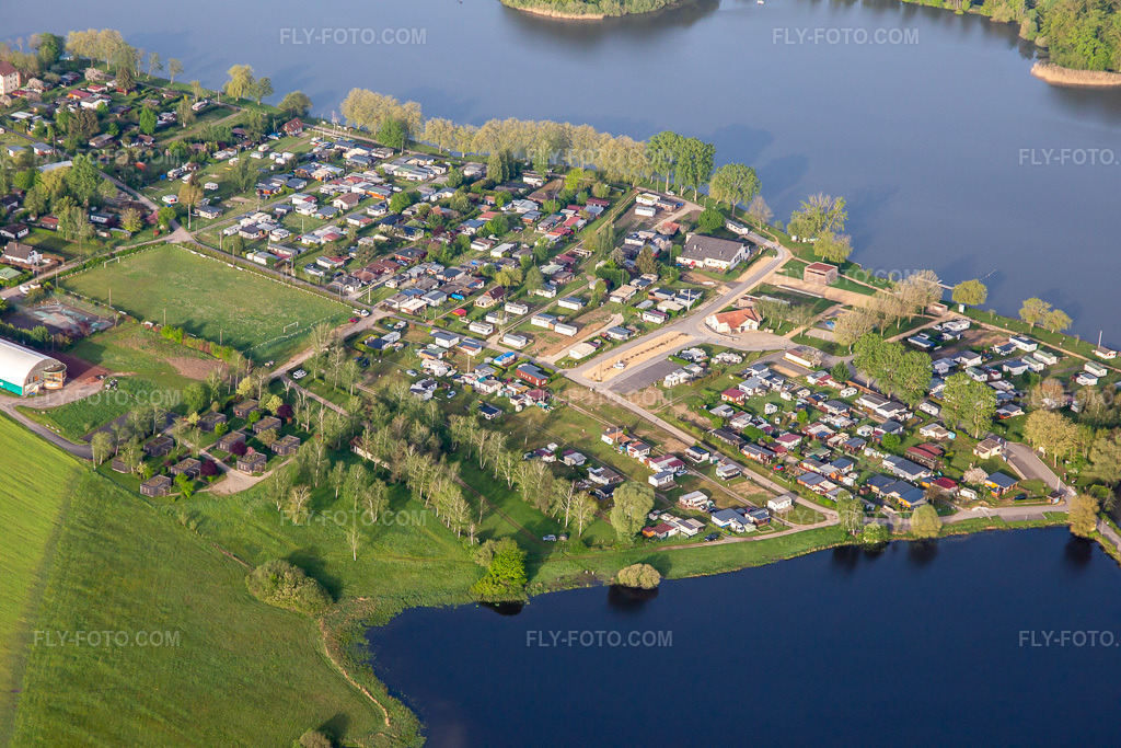 Aerial view: Camping Municipal Le Lac Vert at Hirschweyer in Mittersheim in the state Moselle, France. – Photo: IMG_140601.jpg taken on 05/01/2024 by Werner Riehm/FLY-FOTO.com – Resolution of the original: 5472 x 3648 px