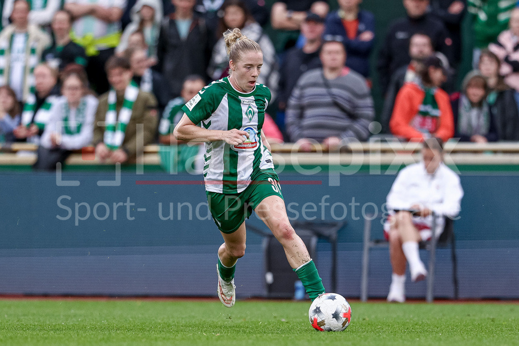 Fussball, Google Pixel Frauen-Bundesliga, SV Werder Bremen - RB Leipzig | Elena Dhont (SV Werder Bremen, 31) am Ball, Freisteller, Einzelbild, Ganzkörper, Aktion, Action, Spielszene, DIE DFB-RICHTLINIEN UNTERSAGEN JEGLICHE NUTZUNG VON FOTOS ALS SEQUENZBILDER UND/ODER VIDEOÄHNLICHE FOTOSTRECKEN. DFB REGULATIONS PROHIBIT ANY USE OF PHOTOGRAPHS AS IMAGE SEQUENCES AND/OR QUASI-VIDEO.