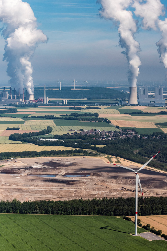dr__dsc5297.jpg | BEDBURG 27.06.2018 Rauchwolken am Horizont über dem Himmel des Heizkraftwerkes RWE Power AG Kraftwerk Neurath in Bergheim im Bundesland Nordrhein-Westfalen, Deutschland. // Clouds of smoke on the horizon over the power plant RWE Power AG Kraftwerk Neurath in Bergheim in the state North Rhine-Westphalia, Germany. Foto: Daniel Reiter