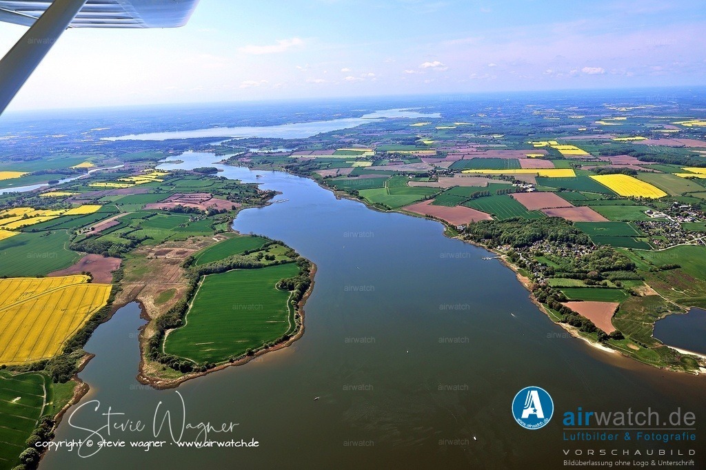 Luftbild, Ostseefjord Schlei, Schlei Bootsclub Ulnis-Steinfeld, Ulsnisstrand, Ulsnisland | Ulsnis-Steinfeld: Der Schlei-Boots-Club Ulsnis/Steinfeld e.V. betreibt einen Yachthafen in Ulsnisstrand, der direkt an der Schlei liegt und von Schilf umgeben ist. Der Hafen bietet Platz für 19 Boote und verfügt über einen Steg, die sogenannte Dampferbrücke, die seit 1902 existiert und heute noch von der "Wappen von Schleswig" genutzt wird.