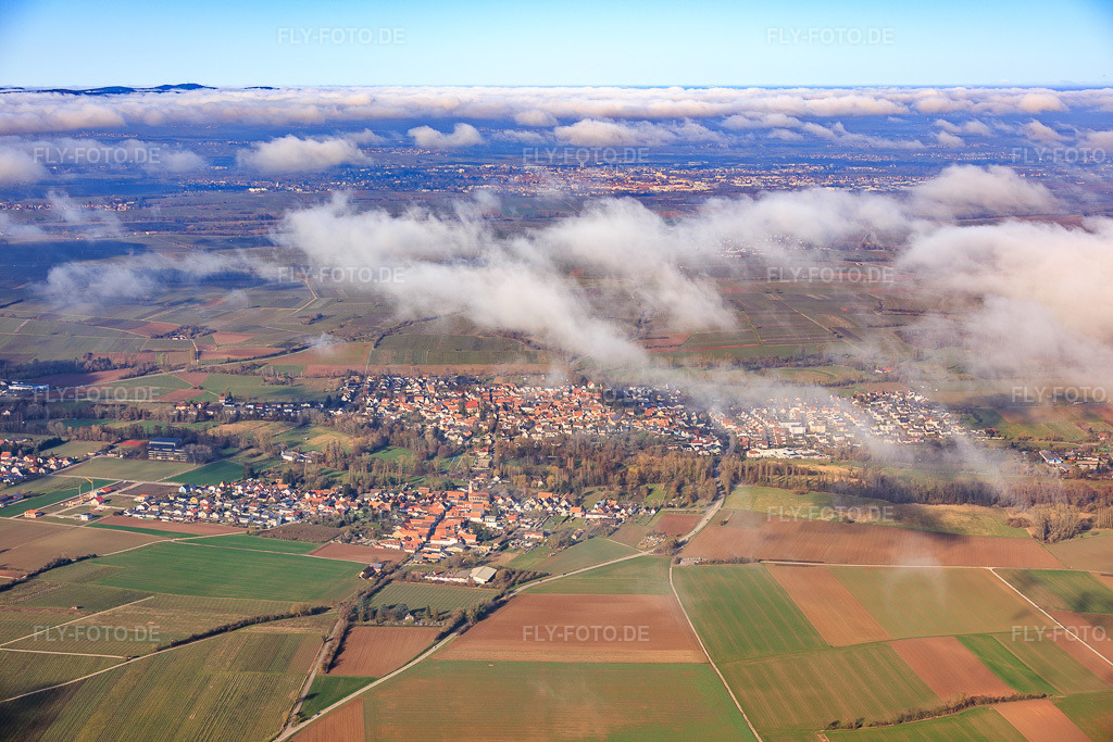 Luftbild: Ortsansicht von Süden unter Wolken im Ortsteil Mühlhofen in Billigheim-Ingenheim im Bundesland Rheinland-Pfalz in Deutschland. Foto: IMG_153139.jpg vom 25.02.2026 durch Werner Riehm/FLY-FOTO.de