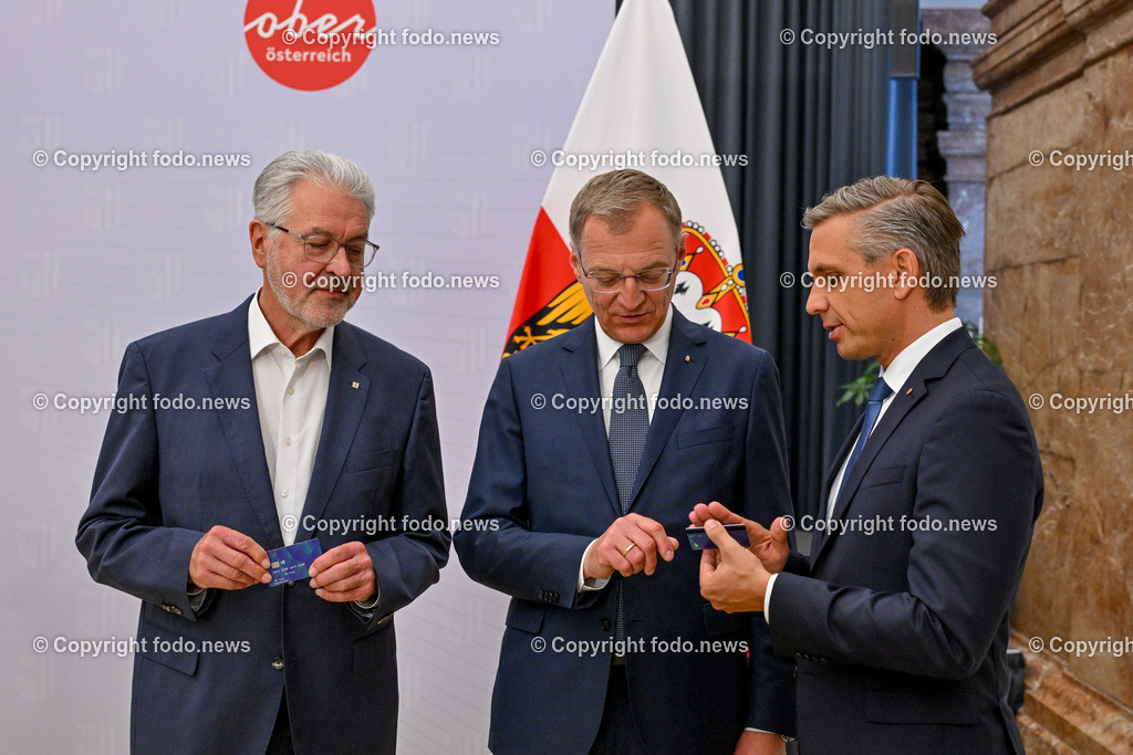 Pressekonferenz Land Ooe_ Start Sachleistungskarte fuer AsylwerberInnen in Ooe_ 03.06.2024-6 | 03.06.2024, Linz, AUT, Pressekonferenz Land Ooe, Start Sachleistungskarte fuer AsylwerberInnen in Ooe, im Bild Walter Aichinger (Praesident des Roten Kreuz Ooe), LH Thomas Stelzer (VP, Landeshauptmann Ooe), LR Wolfgang Hattmannsdorfer (VP)