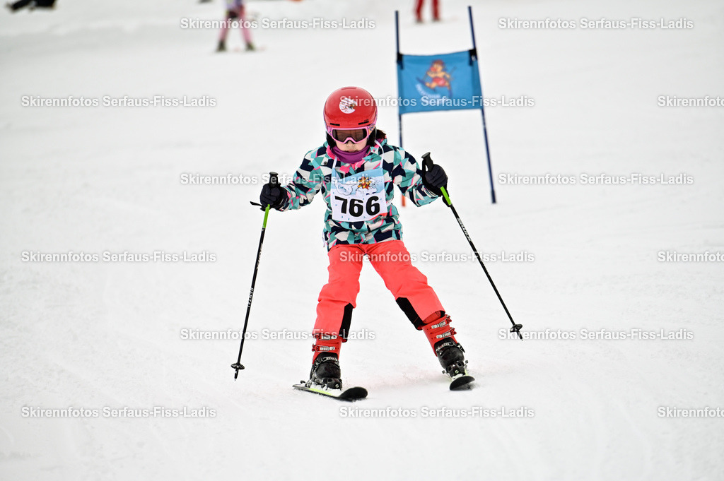 SRF_20.02.2026_0912 | Skirennfotos,Serfaus,Fiss,Ladis,Kinderskirennen,Winter,Tirol,Oberland,skirace,SFL,feelfree,weil wir's genießen,ski,Ski,skifahren,Sonnenplateau, - Realisiert mit Pictrs.com