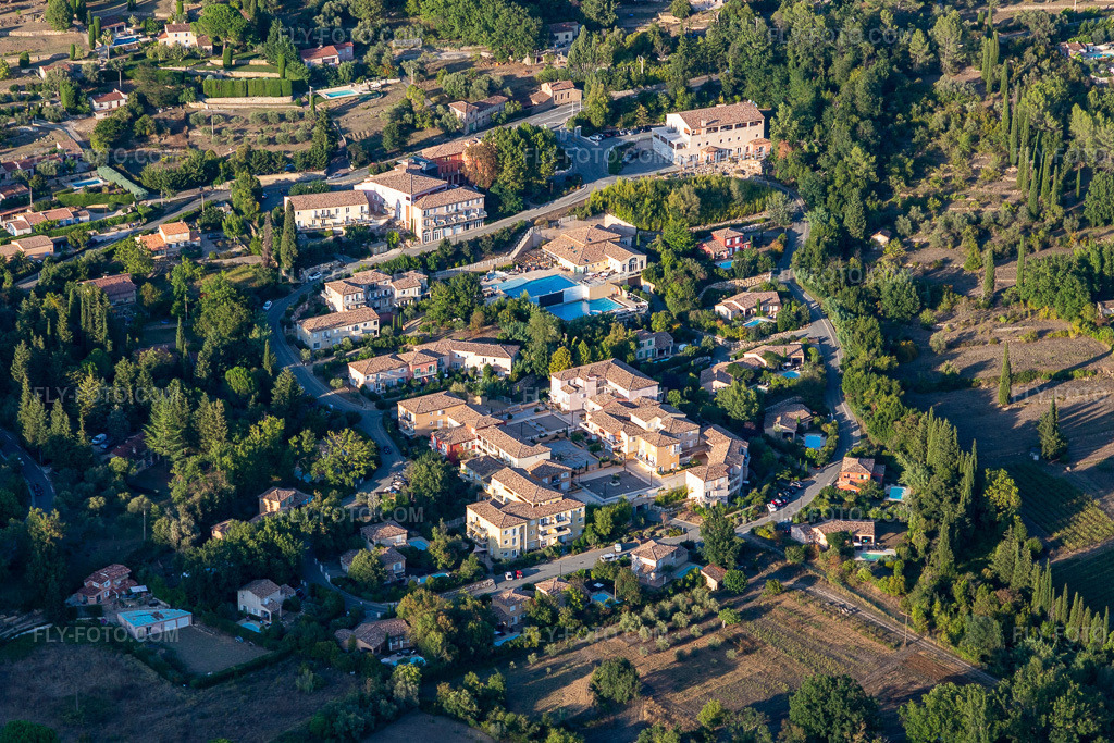 Aerial view: Résidence Le Domaine de Camiole - Vacancéole in Callian in the state Var, France.Photo: IMG_129462.jpg taken on 09/18/2021 by Werner Riehm/FLY-FOTO.comResolution of the original: 5096 x 3397 px