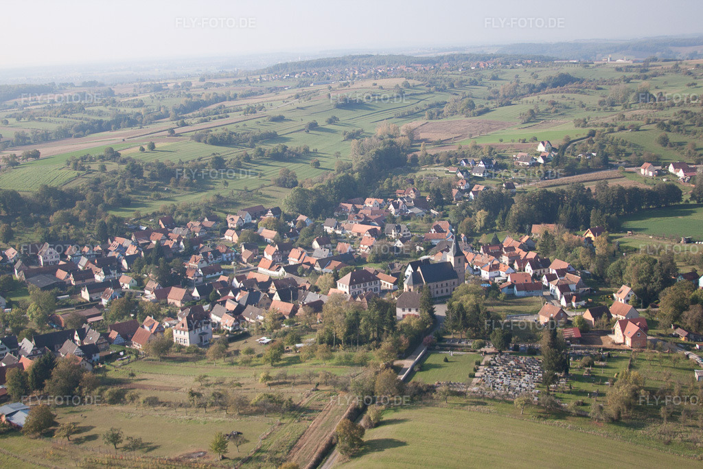 Luftbild: Dorf mit Kirche bon NO in Preuschdorf im Bundesland Bas-Rhin in Frankreich. – Foto: IMG_45867.jpg vom 16.10.2011 durch Werner Riehm/FLY-FOTO.de – Auflösung des Originals: 4752 x 3168 px