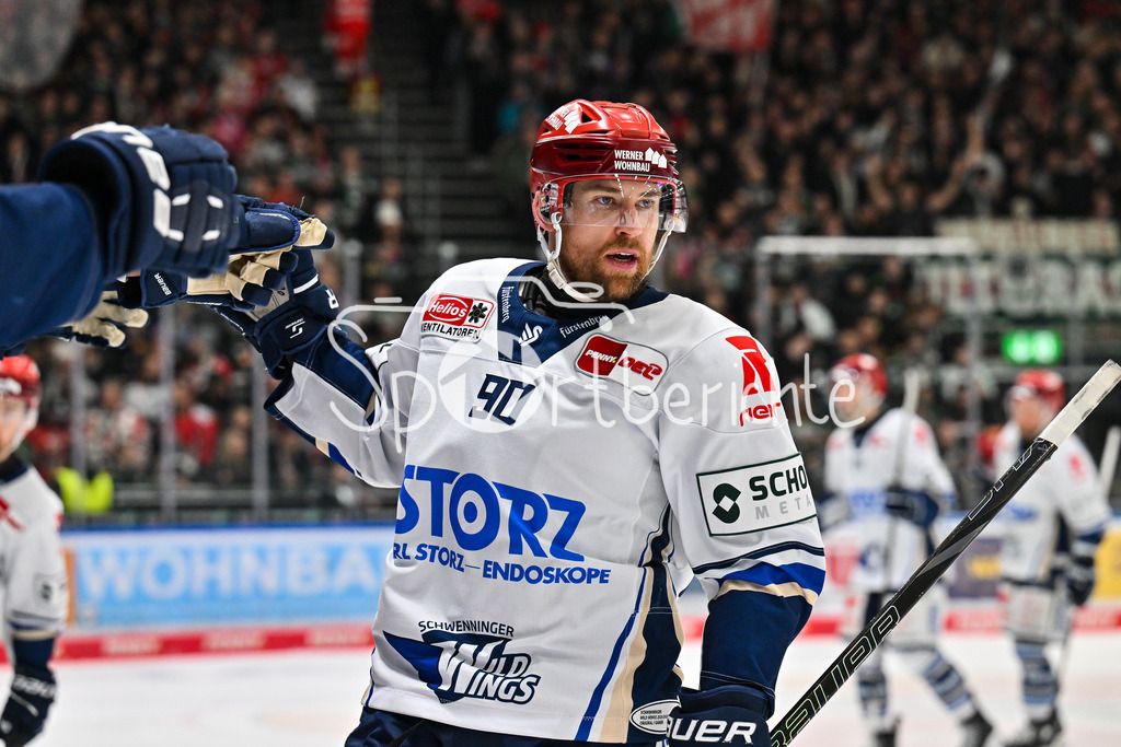 Augsburger Panther - Schwenninger Wild Wings | AUGSBURG, GERMANY - 02. JANUARY: Jubel der Wild Wings nach dem Treffer zum 4-5 durch  Tylor SPINK (Schwenninger Wild Wings 90)  / Tor / Torschuetze / Freude / Happy während dem Match zwischen den Augsburger Panthern und den Schwenninger Wild Wings am 35. Spieltag der Penny DEL im Curt Frenzel Stadion