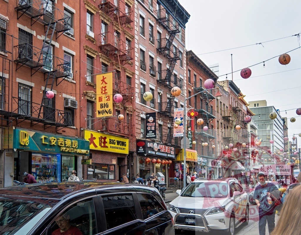 Colorful paper lanterns decorating Mott Street in New York City's Chinatown | Tourists walking down Mott street with colorful paper lanterns decorating buildings in Chinatown, Manhattan, New York City - Realisiert mit Pictrs.com