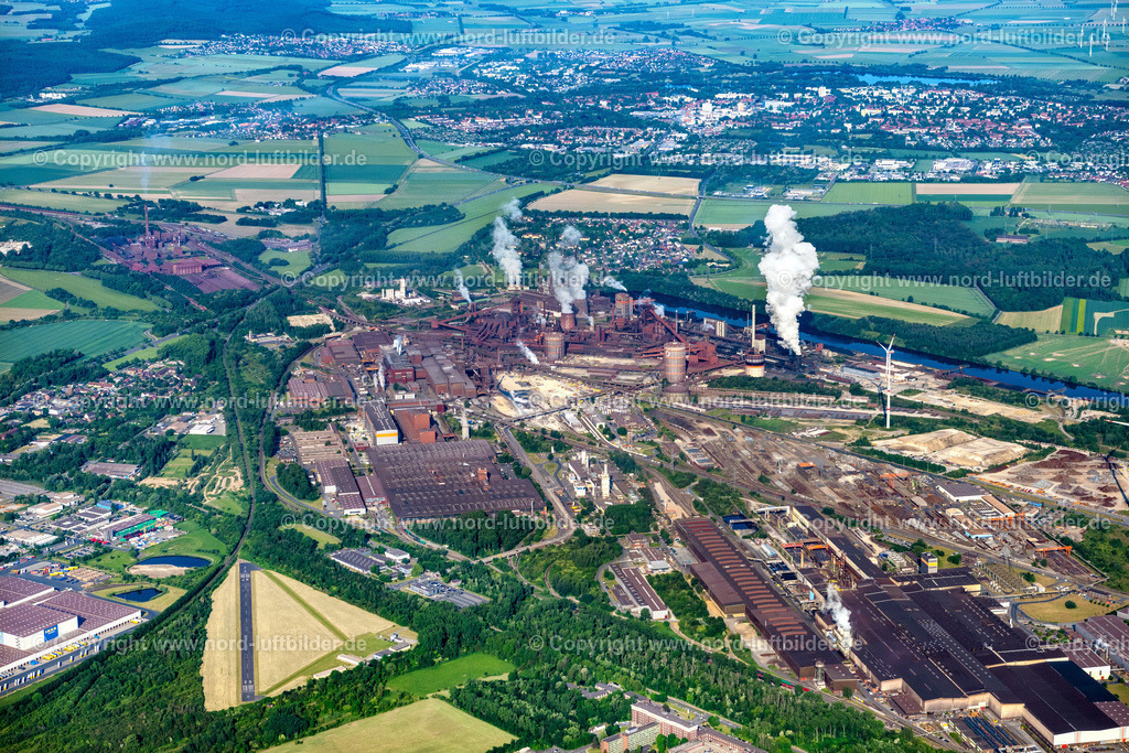 Salzgitter_Stahlwerk_ELS_4046050623 | SALZGITTER 05.06.2023 Blick auf die rauchenden Schlote auf den Industriegebiet des Stahlwerkes der Salzgitter AG in Salzgitter im Bundesland Niedersachsen. Weiterführende Informationen bei: Salzgitter Aktiengesellschaft. // Industrial area of the steel mill of Salzgitter AG in Salzgitter in Lower Saxony. Further information at: Salzgitter Aktiengesellschaft. Foto: Martin Elsen