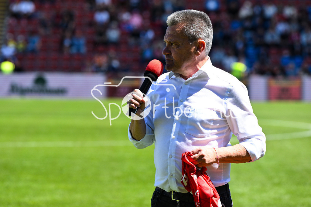 SpVgg Unterhaching - Arminia Bielefeld | im Bild Manfred SCHWABL vor dem Heimspiel gegen Bielefeld / Einzelfoto / Freisteller / 3. Liga: SpVgg Unterhaching - Arminia Bielefeld, Uhlsport Park am 11.05.2025