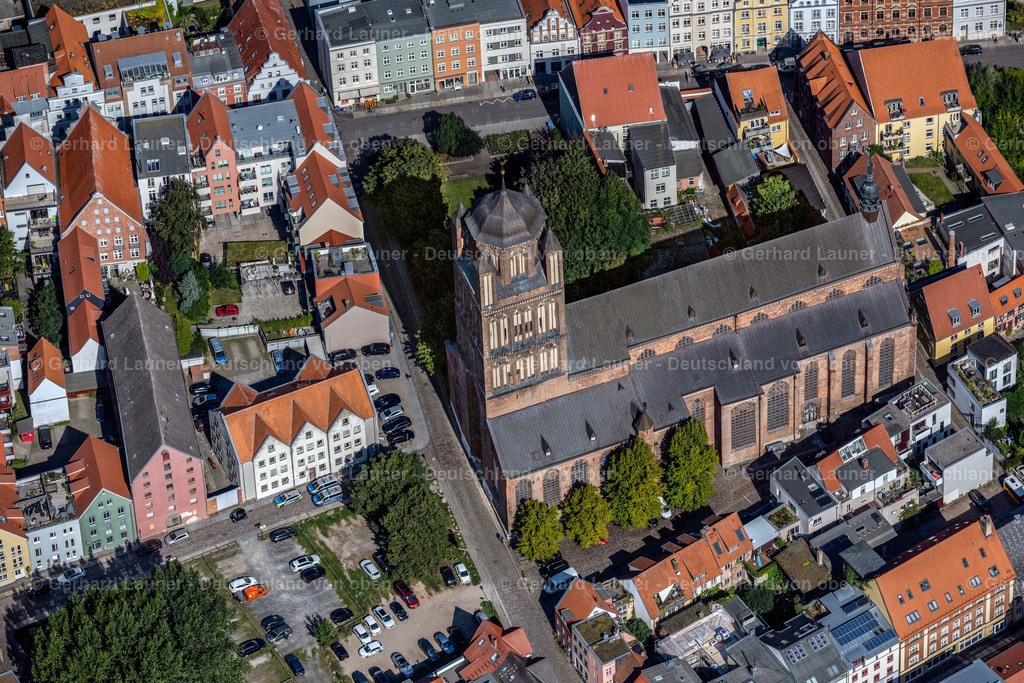 4061684 | STRALSUND 08.09.2021 Kirchengebäude " Kulturkirche St. Jacobi " im Altstadt- Zentrum der Innenstadt in Stralsund im Bundesland Mecklenburg-Vorpommern, Deutschland. Weiterführende Informationen bei: Stiftung Kulturkirche St. Jakobi Stralsund. // Church building in " Kulturkirche St. Jacobi " Old Town- center of downtown in Stralsund in the state Mecklenburg - Western Pomerania, Germany. Further information at: Stiftung Kulturkirche St. Jakobi Stralsund. Foto: Gerhard Launer
