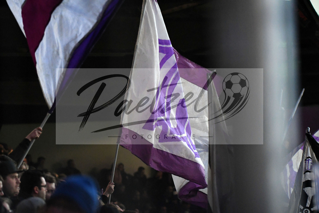 20200221_OSNAUE_0004 | Fussball, Herren: . Die Fans vom VfL Osnabrueck bei dem Spiel der 2. Bundesliga zwischen VfL Osnabrueck und FC Erzgebirge Aue im Stadion an der Bremer Bruecke am 21.02.2020 in Osnabrueck, Deutschland.DFB / DFL REGULATIONS PROHIBIT ANY USE OF PHOTOGRAPHS AS IMAGE SEQUENCES AND/OR QUASI-VIDEO. - Realisiert mit Pictrs.com