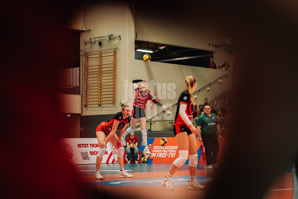 Volleyball | Frauen | Saison 2025/2026 | Volleyball Bundesliga | ETV Hamburger Volksbank Volleys vs. VC Wiesbaden | 14.03.2026 | Alexa Sophie Thaden (#15, ETV Hamburger Volksbank Volleys) beim Aufschlag