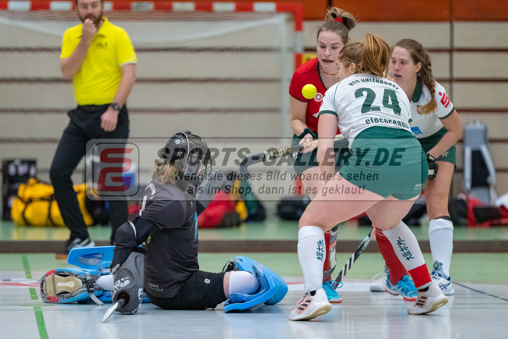 HK_20240114_108114 | 1. Bundesliga Damen Crefelder HTC - Uhlenhorst Mülheim am 14.1.2024 Halle Glockenspitz, Krefeld , Finja Stark Torfrau ( Uhlenhorst Mülheim #9 ) , Alina Pasthy ( Crefelder HTC #11 ) ,Elena Clococeanu ( Uhlenhorst Mülheim #24 )