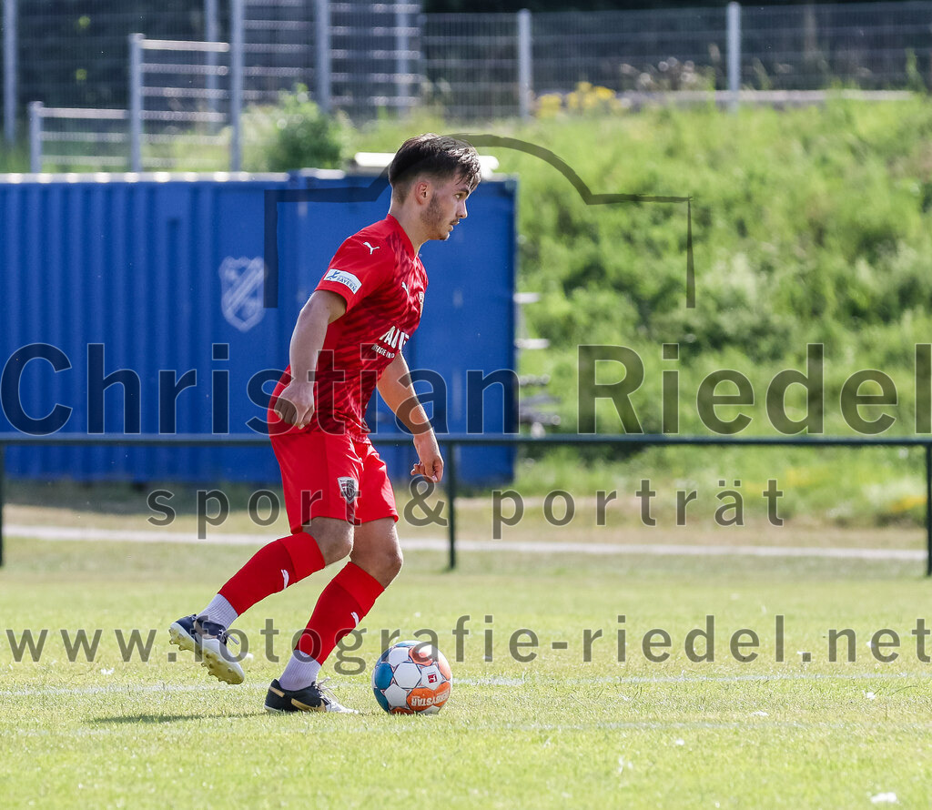 2023-07-08_131_FC_Langengeisling_gegen_TSV_Buchbach | Erding, Deutschland, 08.07.2023:
Fußball, Bezirksliga Oberbayern Ost 2023 / 2024, Testspiel, FC Langengeisling gegen TSV Buchbach, Endergebnis: 0:6

Simon Kampmann (TSV Buchbach, #3)

Foto: Christian Riedel / fotografie-riedel.net