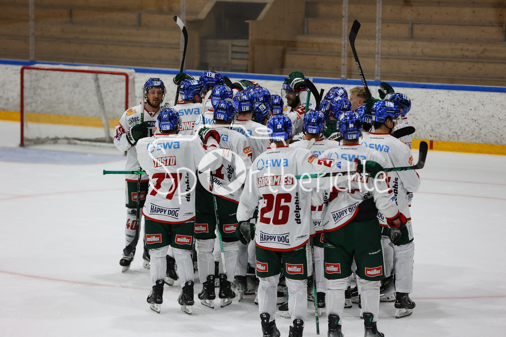 SC Langnau Tigers - Augsburger Panther | Freude der Panther nach dem Sieg gegen Langnau im Penaltyschiessen