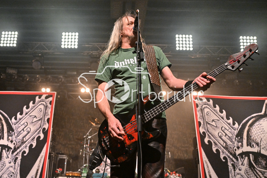 Evil Obsession | sdom Frontmann Tom Angelripper beim Konzert in Regensburg mti seinem Bass am Mikrofon / Thomas SUCH / Evil Obsession Part II, Eventhall Airport am 29.12.2024