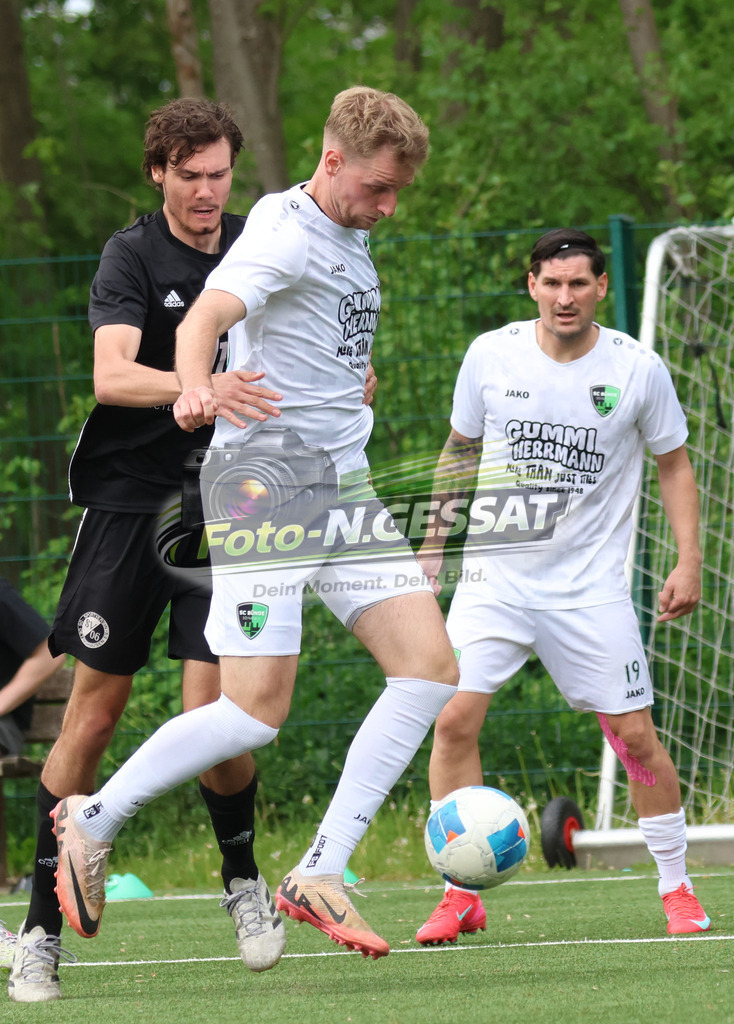 SC Bünde - SV Oetinghausen | Auf dem Bild zu sehen: weiß SC Bünde v.l.: Jordan Dusinovic, Andrej Gorr ; schwarz SV Oetinghausen: Leon Diekwisch SC Bünde, SV Oetinghausen, Saison 25/26, Bezirksliga, Hunnebrock, Deutschland - Realisiert mit Pictrs.com