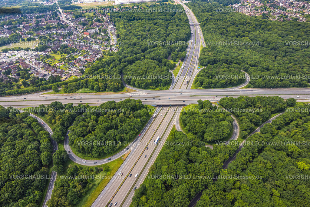 Oberhausen250516692 | Luftbild, Autobahnkreuz Oberhausen mit den Autobahnen A2 und A3, Naturschutzgebiet NSG Sterkrader Wald, Königshardt, Oberhausen, Ruhrgebiet, Nordrhein-Westfalen, Deutschland
