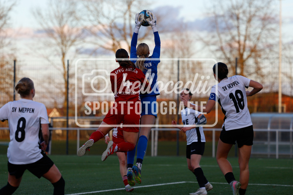 Fußball I Frauen I Saison 2025-2026 I AOK NFV Pokal I SV Meppen 1912 e.v. U20 2 - SpVg Aurich I 01.03.2026-101 | Jane Rekowski (4, SpVg Aurich) Carla Mia Steenken (24, SV Meppen 1912 e.v.) Fängt den Ball in der Luft - Realisiert mit Pictrs.com