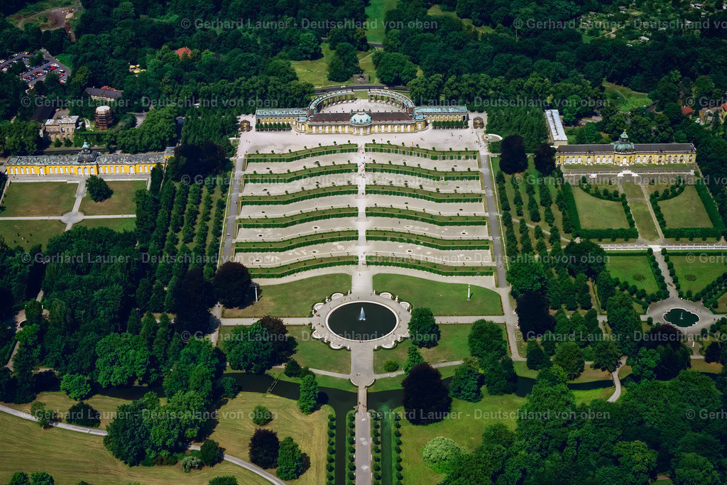 9000160 | Das denkmalgeschützte Schloss Sanssouci steht in der ehemaligen Residenzstadt Potsdam. Es wurde 1745 bis 1747 im Auftrag Friedrichs des Großen  im Stil des Friderizianischen Rokoko erbaut