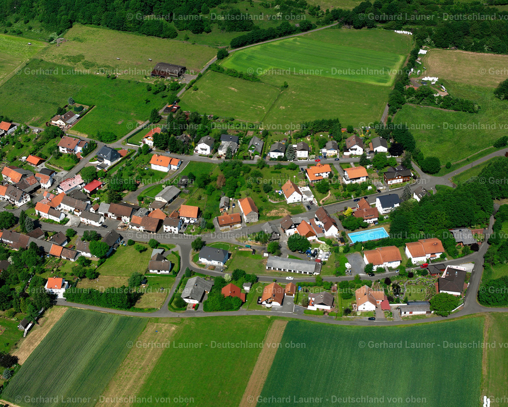2614826 | GöTZEN 06.08.2006 Landwirtschaftliche Nutzflächen und Feldgrenzen  umsäumen das Siedlungsgebiet des Dorfes in Götzen im Bundesland Hessen, Deutschland // Agricultural land and field boundaries surround the settlement area of the village  in Götzen in the state Hesse, Germany Foto: Gerhard Launer