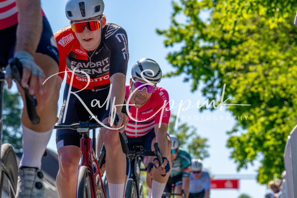 Spurt in den Mai 2026 - Großer Preis der Sparkasse Neuss | Annual one-day road cycling race "Großer Preis der Sparkasse Neuss" held in Büttgen, Germany, organized by VfR Büttgen 1912 e.V. The event features multiple races across all age categories from U11 youth to Elite men. - Realisiert mit Pictrs.com