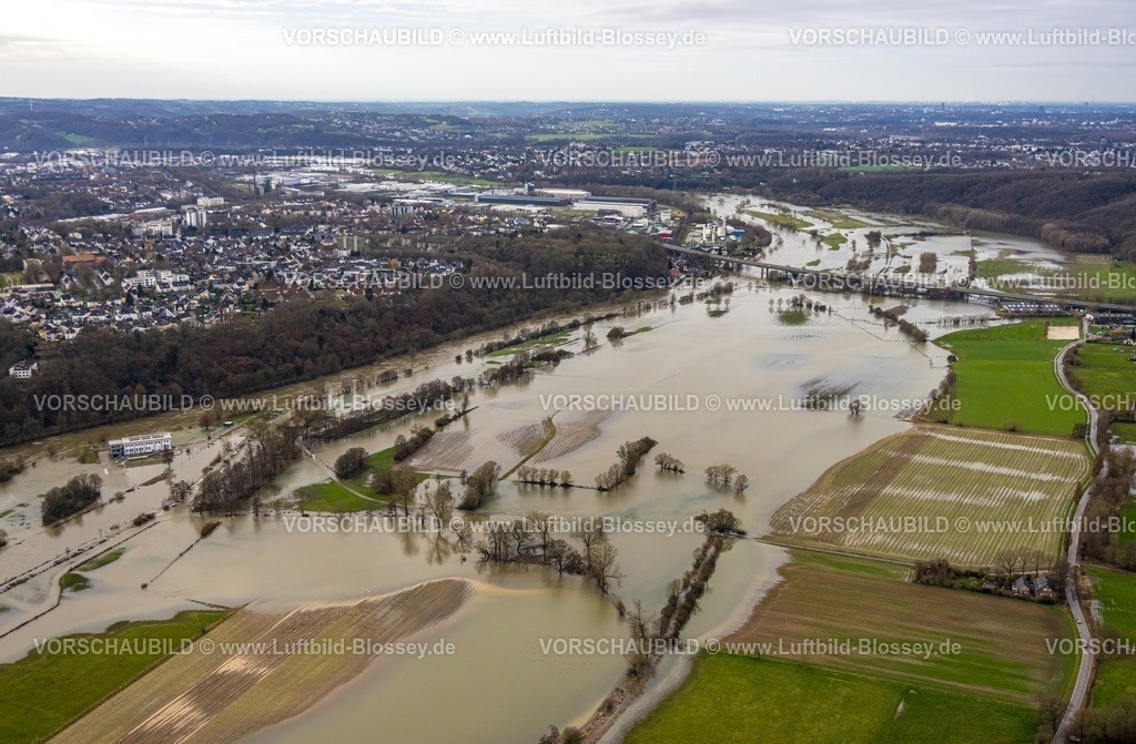 Hattingen231202174Ruhr-topaz | Luftbild, Ruhrhochwasser, Weihnachtshochwasser 2023, Fluss Ruhr tritt nach starken Regenfällen über die Ufer, Überschwemmungsgebiet an der Blankensteiner Schleuse mit 
Leinpfad und bis Kosterbrücke, Bäume im Wasser, Stiepel, Bochum, Ruhrgebiet, Nordrhein-Westfalen, Deutschland