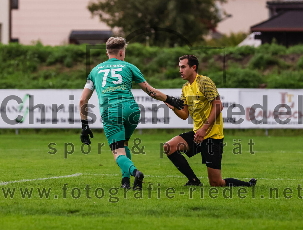 2023-08-09_020_FC_Moosinning_II_gegen_SpVgg_Altenerding | Moosinning, Deutschland, 09.08.2023:
Fußball, Kreisliga 2023 / 2024, 3. Spieltag, FC Moosinning II gegen SpVgg Altenerding, Endergebnis: 1:1

Torwart Lukas Loher (SpVgg Altenerding, #75), Benedikt Thumbs (FC Moosinning, #10)

Foto: Christian Riedel / fotografie-riedel.net