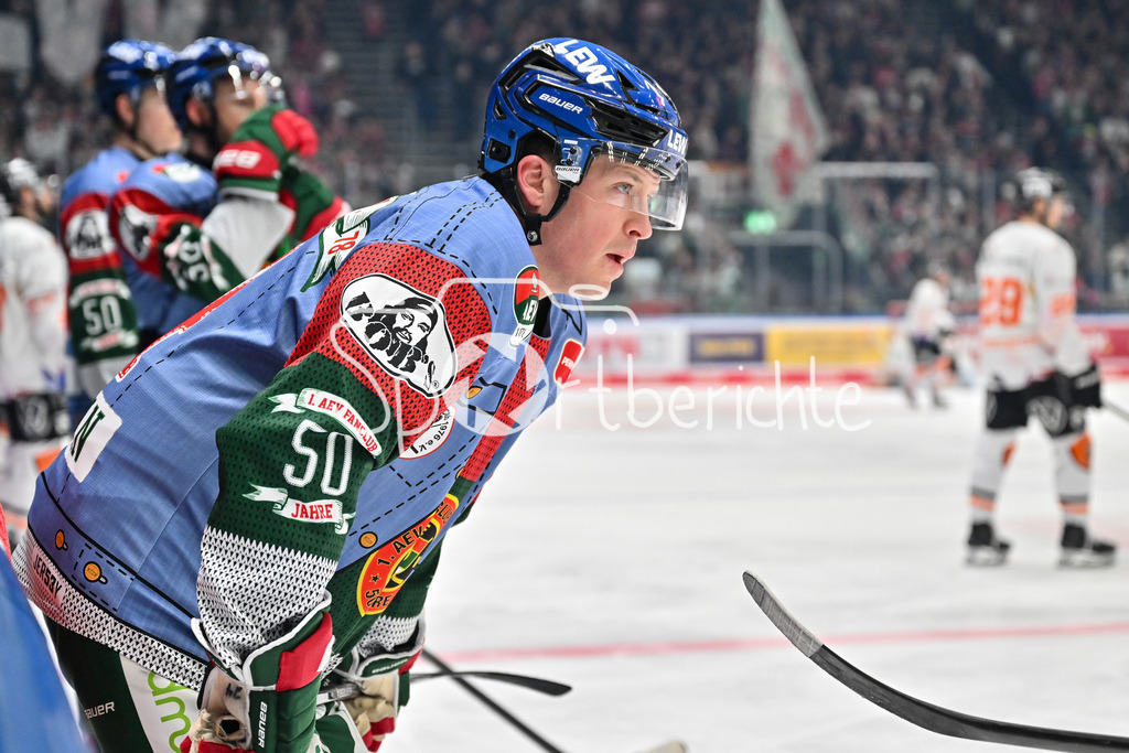 Augsburger Panther - Grizzlys Wolfsburg | AUGSBURG, GERMANY - 15. MARCH: im Bild T. J. TREVELYAN (Augsburger Panther 24) / Einzelfoto / Freisteller beim warmup vor dem Match zwischen den Augsburger Panthern und den Grizzlys Wolfsburg am 52. Spieltag der Penny DEL im Curt Frenzel Stadion