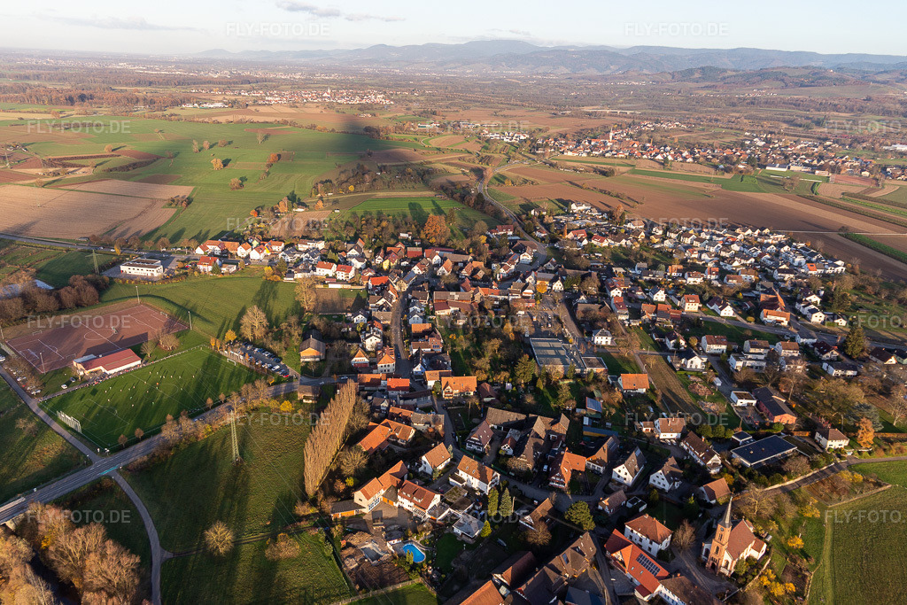 Luftbild: Ortsansicht am Rande von landwirtschaftlichen Feldern und Nutzflächen und Sportplätzen im Ortsteil Bühl in Offenburg im Bundesland Baden-Württemberg in Deutschland. Foto: IMG_119966.jpg vom 30.11.2019 durch Werner Riehm/FLY-FOTO.de