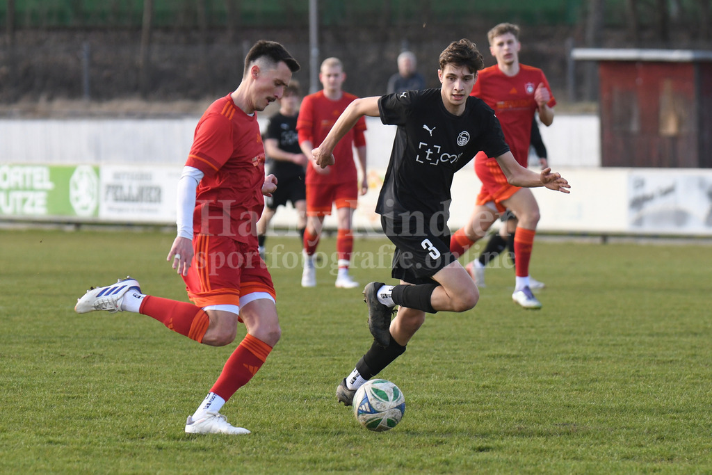 SpVgg Plattling : FC Künzing | Fabian Burmberger (FC Künzing) gegen Ben Buchner (SpVgg Plattling) - Realisiert mit Pictrs.com