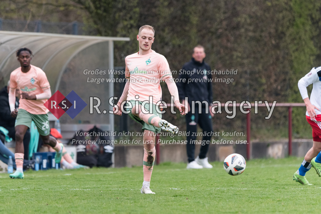 Fußball, Saison 2022/23, Regionalliga Nord, Hamburger SV II (U21) - SV Werder Bremen II (U23), Sportpark Eimsbüttel Stadion (Hamburg), 16.04.2023, 32. Spieltag | Tim-Justin Dietrich (#2, SVW II)