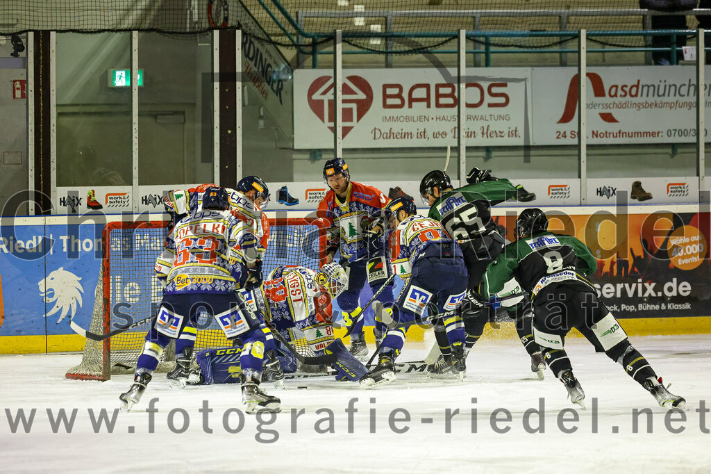 2022-12-09_039_TSV_Erding_gegen_EHC_Waldkraiburg | Erding, Deutschland, 09.12.2022:
Eishockey, Bayernliga 2022 / 2023, 19. Spieltag, TSV Erding gegen EHC Waldkraiburg, Endergebnis: 9:2

Michal Popelka (EHC Waldkraiburg, #63), Torwart Kevin Yeingst (EHC Waldkraiburg, #80), Michael Cejka (EHC Waldkraiburg, #81), Thomas Plihal (Erding Gladiators, #65), Wassilij Guft-Sokolov (Erding Gladiators, #8)

Foto: Christian Riedel / fotografie-riedel.net