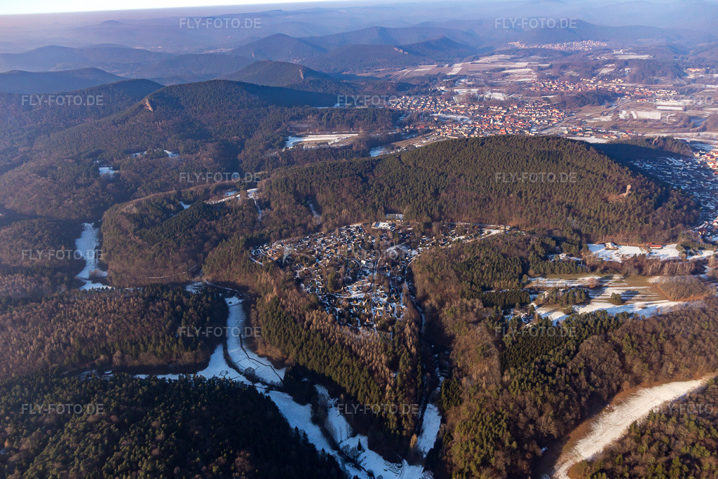 Luftbild: Feriendorf Eichwald im Winter bei Schnee im Ortsteil Gossersweiler in Gossersweiler-Stein im Bundesland Rheinland-Pfalz in Deutschland. Foto: IMG_096334.jpg vom 21.01.2017 durch Werner Riehm/FLY-FOTO.de