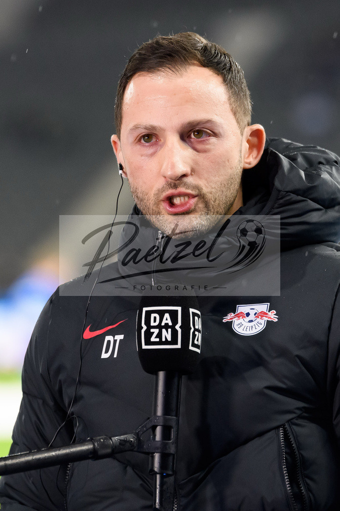BSCRBL20220220_256 | Fussball, Herren: Trainer Domenico Tedesco (RB Leipzig) schaut bei dem Spiel der 1. Bundesliga zwischen Hertha BSC und RB Leipzig im Olypiastadion am 20.02.2022 in Berlin, Deutschland.DFB / DFL REGULATIONS PROHIBIT ANY USE OF PHOTOGRAPHS AS IMAGE SEQUENCES AND/OR QUASI-VIDEO. - Realisiert mit Pictrs.com