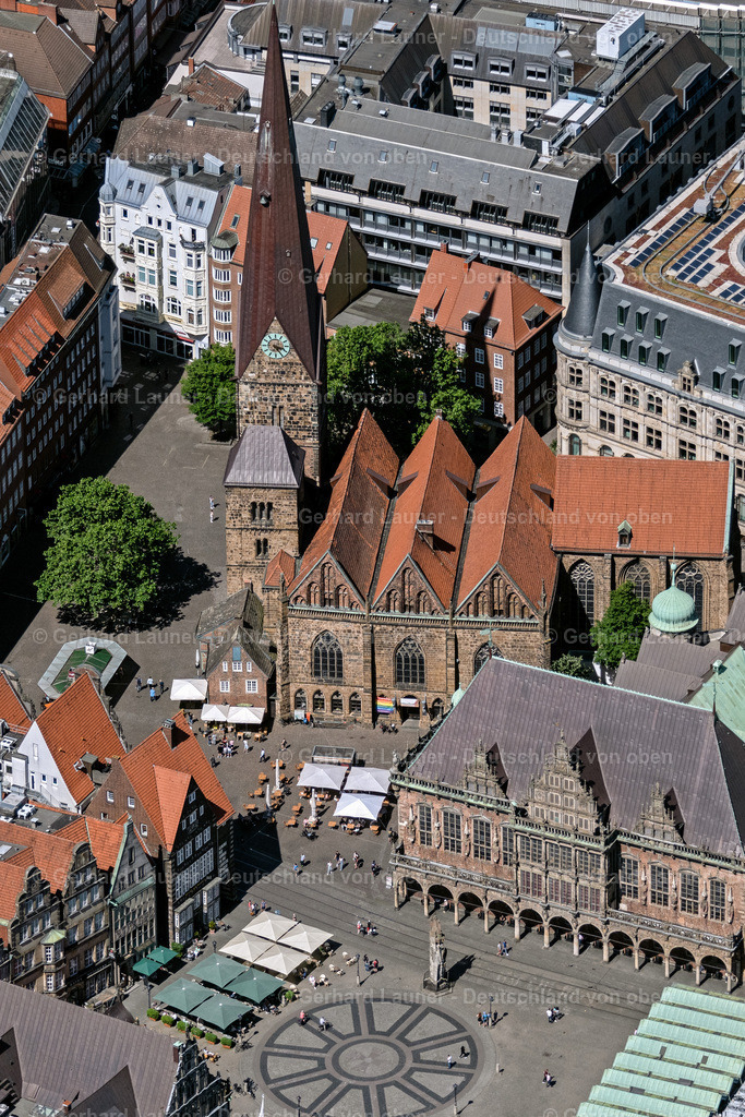 4029816 | BREMEN 01.06.2020 Kirchengebäude des St.-Petri- Dom und Rathaus am Domshof im Morgenlicht in der Altstadt von Bremen.