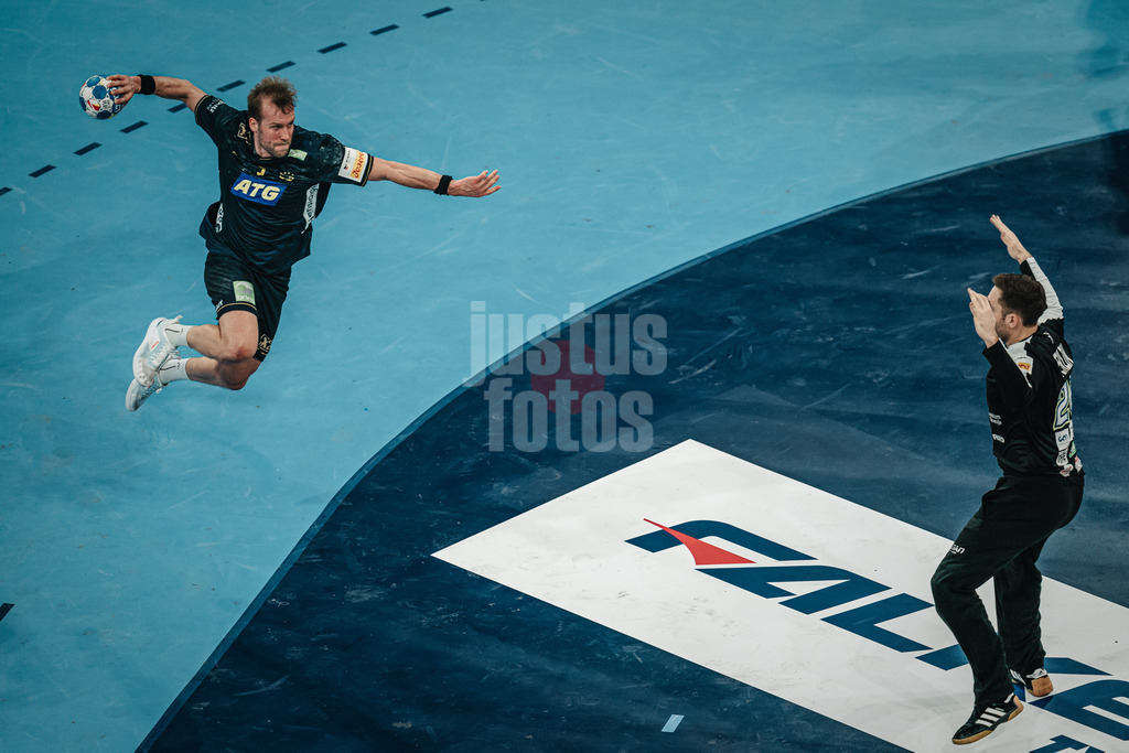 Handball | Herren | EHF EURO 2024 | European Championshop Men 2024 Final Tournament | Slowenien vs. Schweden | 17.01.2024 | Max Darj (#5, Schweden, SWE) beim Wurf gegen Klemen Ferlin (#26, Slowenien, SLO)