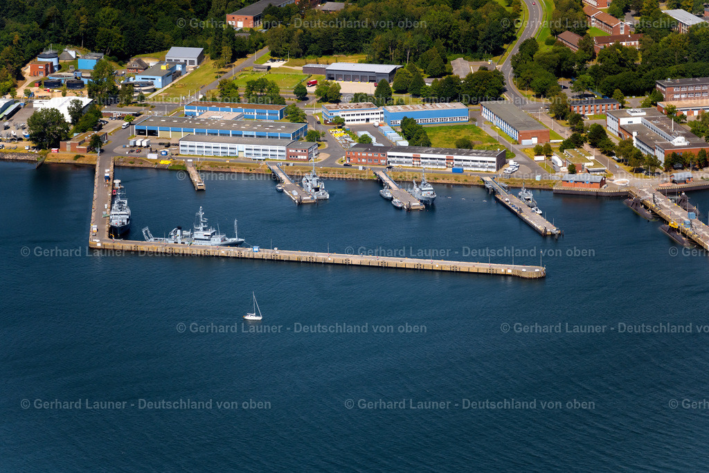 4037890 | ECKERNFöRDE 07.08.2020 Marinestützpunkt Eckernförde mit angrenzendem Yachthafen und vor Anker liegenden Booten in Eckernförde im Bundesland Schleswig-Holstein. // Naval base of the german navy with ships anchoring in the haven in Eckernfoerde in the state Schleswig-Holstein. Foto: Gerhard Launer