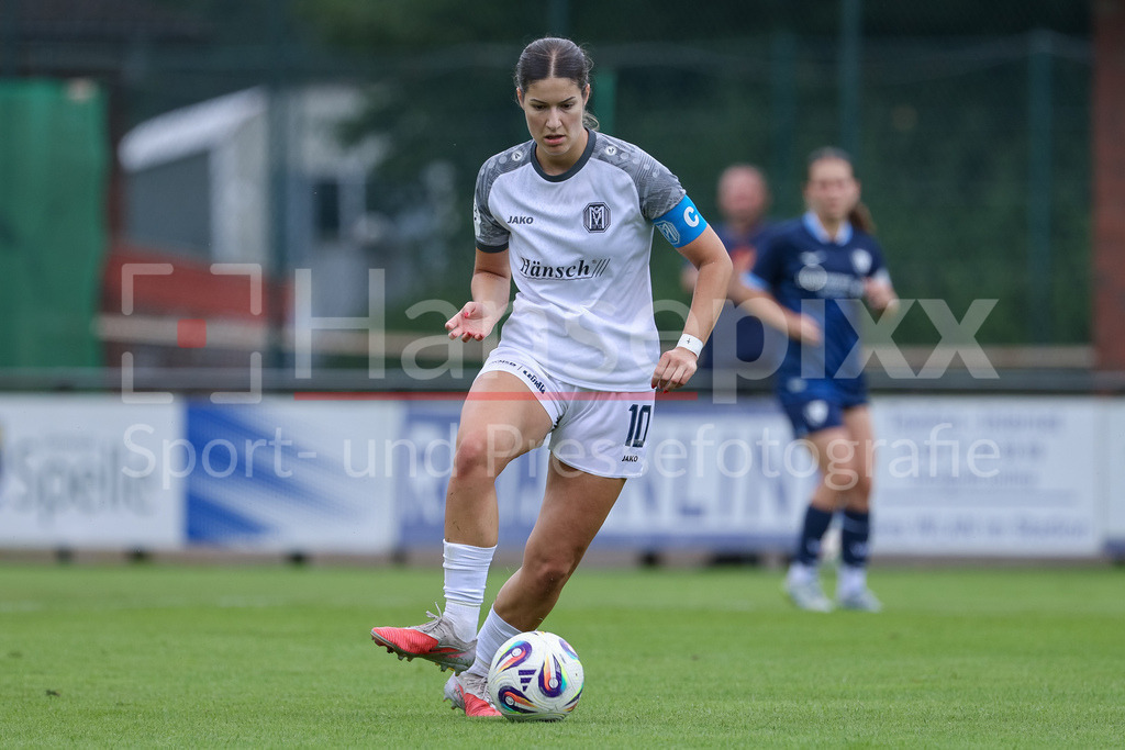 Fussball, Testspiel Frauen, SV Meppen - VfL Bochum | Anouk Blaschka (SV Meppen, 10) am Ball, Einzelbild, Ganzkörper, Aktion, Action, Spielszene