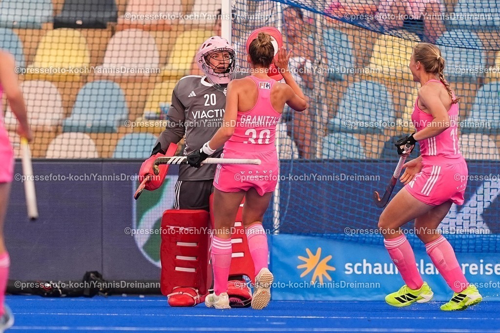 xydrx13082504056 | 13.08.2025, xydrx, Frauen EuroHockey Championship 2025, Gruppenphase, Gruppe B, Irland - Deutschland, Sparkassenpark Mönchengladbach: Julia Sonntag (GER #20) und Hanna Granitzki (GER #30) klatschen sich nach dem gehaltenen Siebenmeter ab