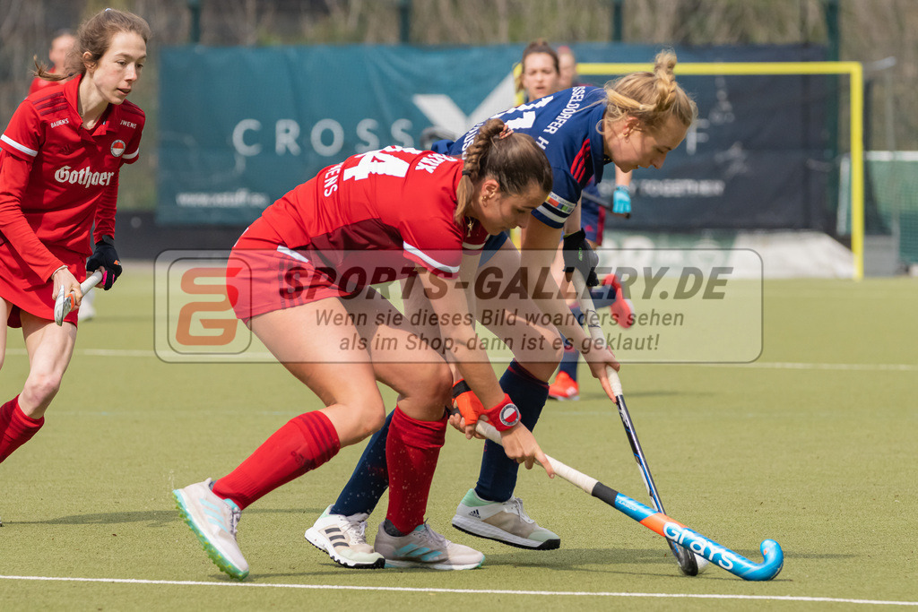 HK_20230416_107071 | 1. Bundesliga Damen Düsseldorfer HC - Rot-Weiss Köln am 16.4.2023 DHC Düsseldorf, Düsseldorf , Paula Brux ( Rot-Weiss Köln #44 ) , Sara Strauss ( Düsseldorfer HC #11 )