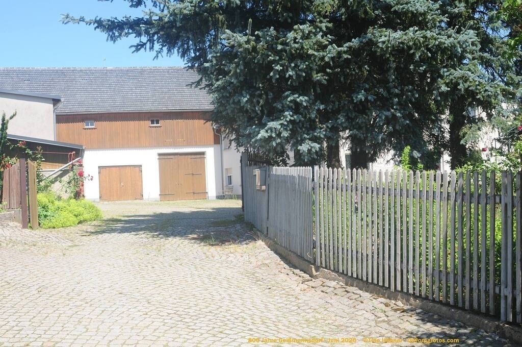 Geißmannsdorf-2026-Ortsbilder-384 | Geißmannsdorf bei Bischofswerda im Sommer 2026. Ein fotografischer Streifzug durch das Dorf Geißmannsdorf, mit Gebäuden, Straßen, Strohpuppen und geschmückten Vorgärten und Grundstücken anlässlich der 800-Jahr-Feier von Geißmannsdorf im Juni 2026 - Realisiert mit Pictrs.com