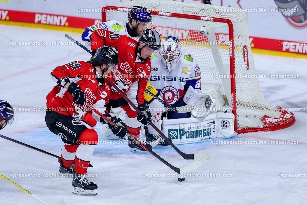 KEC23042501090 | 23.04.2025, Eishockey, DEL Finale Play-offs, Kölner Haie - Eisbären Berlin, Finale Spiel 3, Lanxess-Arena Köln: Gregor MacLeod (Kölner Haie #89) und Justin Schütz (Kölner Haie #10) im Zweikampf um den Puck vor dem Tor von Goalie Jake Hildebrand (Eisbaeren Berlin #30) 