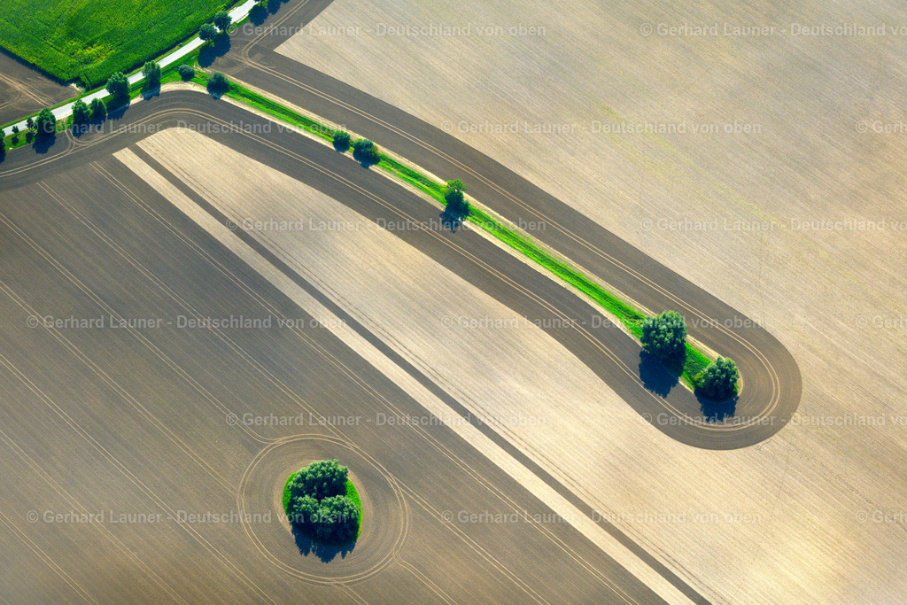 4061710 | NEUENPLEEN 08.09.2021 Baum- Inseln auf einem Feld in Neuenpleen im Bundesland Mecklenburg-Vorpommern, Deutschland. // Islands of trees in a field in Neuenpleen in the state Mecklenburg - Western Pomerania, Germany. Foto: Gerhard Launer