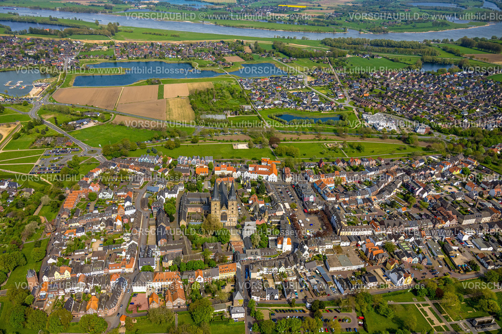 Xanten240402376 | Luftbild, kath. Kirche Dom St. Viktor in der Altstadt, Altstadt Marktplatz mit Außengastronomie, Rathaus, Blick über den Ostwallpark zum Prekksee und zum Ortsteil Lüttringen mit dem Fluss Rhein, Xanten, Niederrhein, Nordrhein-Westfalen, Deutschland